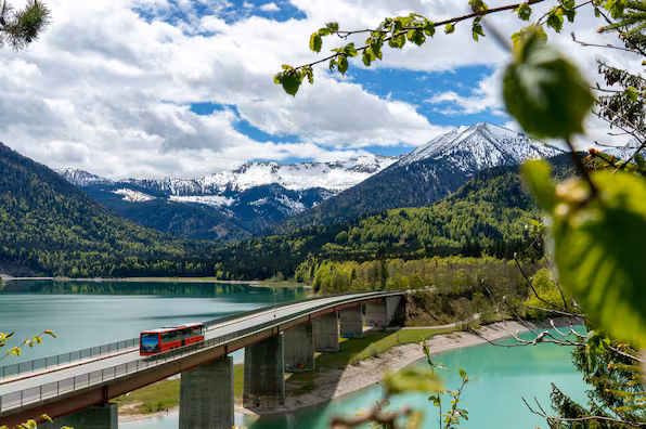 Mit dem Deutschlandticket: Diese Busverbindungen bringen dich kostenlos in die Alpen