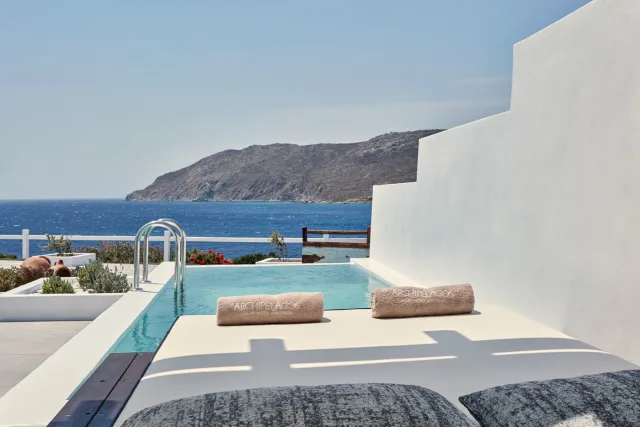 PRICE DROP 🚨 5⭐️ Mykonos hol at beachfront hotel with flights ✈️ 🇬🇷 🏝️