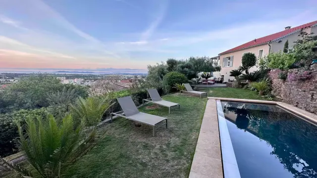 Airbnb mit Pool & Meerblick