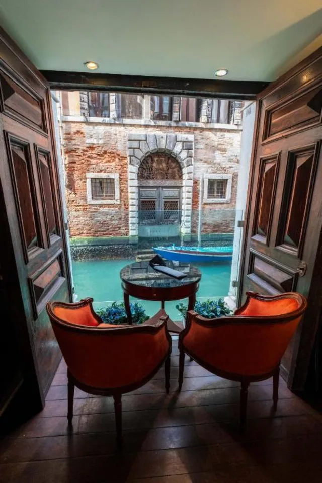 Cheeky weekend 4-star Venice break right on the canal 🛶💕
