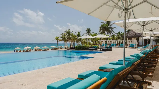 Luxury 14-night Caribbean getaway with beachfront apartment & direct ✈️
