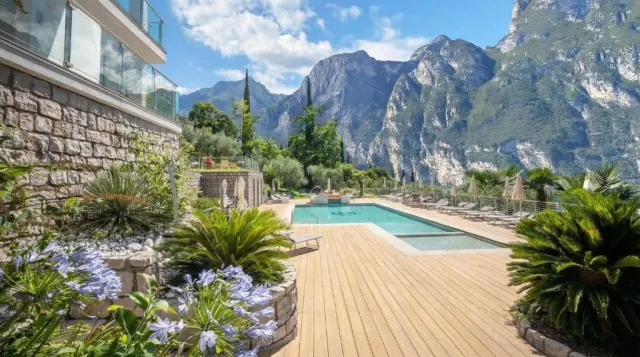 Stun Lake Garda hotel with a heated pool & jacuzzi 🇮🇹🤩🌺✨